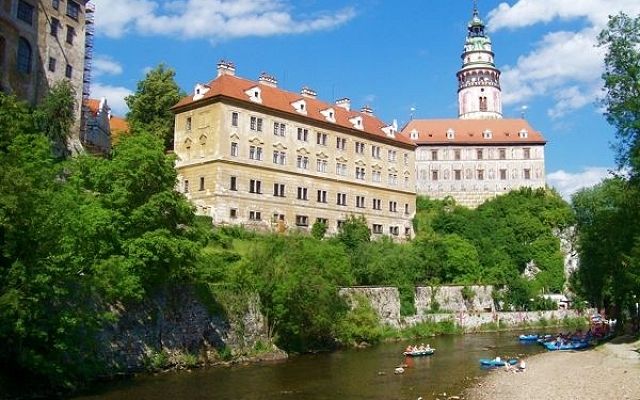 Státní hrad a zámek Český Krumlov patří svou architektonickou úrovní, kulturní tradicí i rozlohou mezi nejvýznamnější památky středoevropské oblasti.